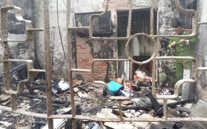 Đôi vợ chồng trẻ ôm nhau khóc vì nhà cửa biến thành tro