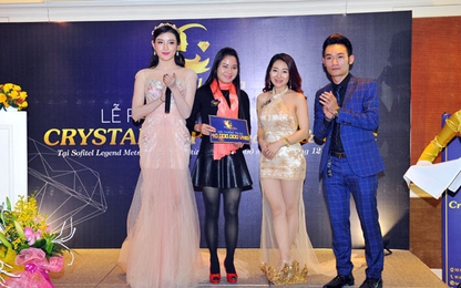 Á hậu Huyền My diện đầm xuyên thấu nóng bỏng đón Noel ở Hà Nội