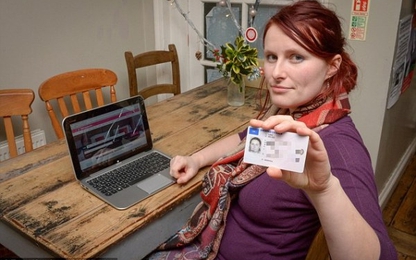 Bị 3 hãng hàng không từ chối vì có tên đệm là Isis