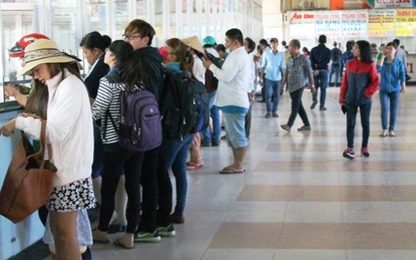 Nhỏ giọt giảm cước nhưng ồ ạt phụ thu giá vé