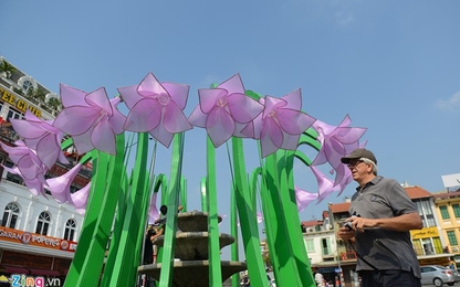 Hà Nội tháo dỡ đài hoa loa kèn gây tranh cãi ở cạnh hồ Gươm