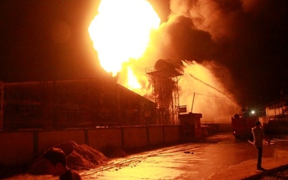 Kho sơn ở Bình Dương bùng cháy dữ dội, người dân phải đi sơ tán