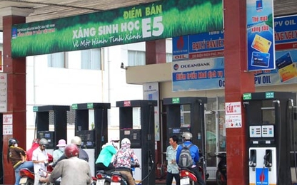 Lợi nhuận “đại gia” dầu khí giảm một nửa