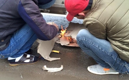 Rét kỷ lục vẫn toát mồ hôi xem tài xế dùng lửa thắp bình xăng