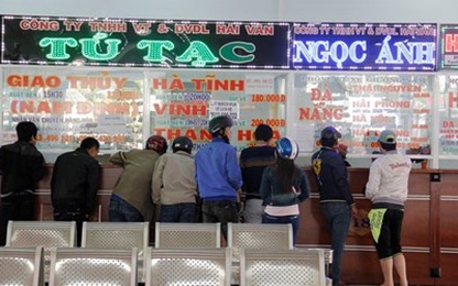 Cháy vé ra phía Bắc, nhà xe ép khách bao trọn tuyến