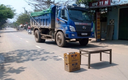 Dân lại bức xúc chặn xe chở đất đi qua Tam Kỳ