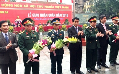 Hơn 100 thanh niên Thủ đô hăng hái lên đường nhập ngũ