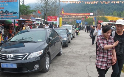 Xe công náo nức đi lễ hội đầu năm