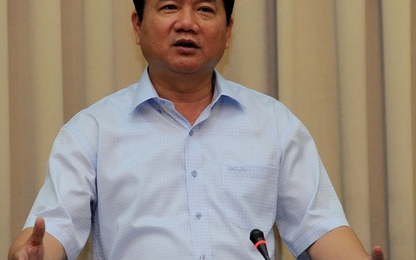 Vỉa hè đem cho thuê, sao lại phạt người đi bộ đi vào lòng đường?