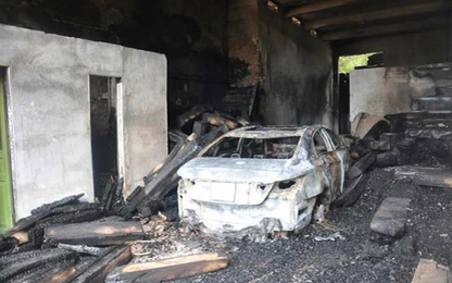 Hy hữu: Tẩm xăng thiêu sống chuột, cháy cả nhà lẫn xe