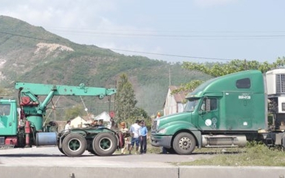 Dùng cần cẩu để "xử" xe quá tải chây ỳ ở trạm cân