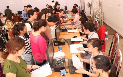 Máy bay drone đua với siêu xe McLaren