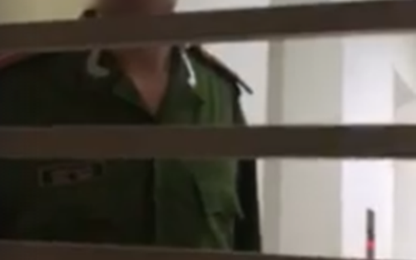 Công an nhổ nước bọt vào dân công khai xin lỗi