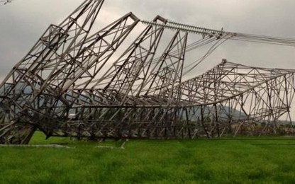 Gió thổi cột điện 500kV đổ ào ào: Chất lượng thi công kém