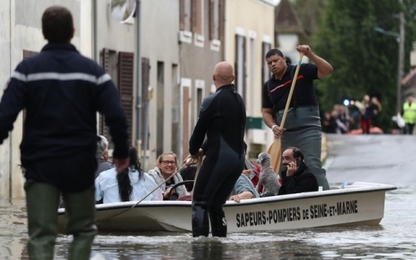 Vỡ bờ sông Seine, toàn thành phố Paris chìm trong biển nước