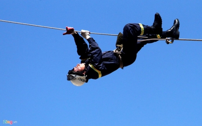 Cảnh sát PCCC đội nắng gắt luyện tập cứu người