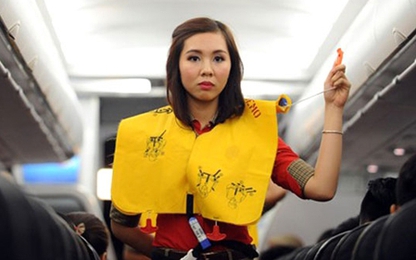 Xử phạt chuyên viên Sở tự ý xé áo phao máy bay