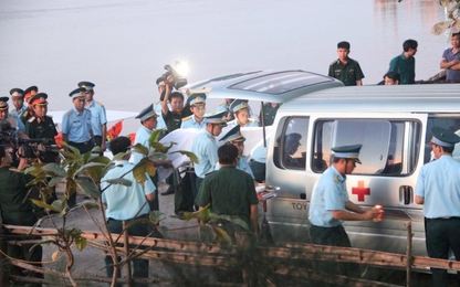 Thăng quân hàm cho phi công Trần Quang Khải