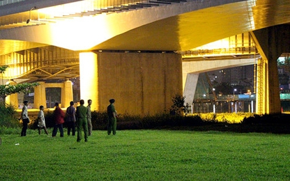 Người đàn ông rơi từ cầu Sài Gòn xuống đất tử vong