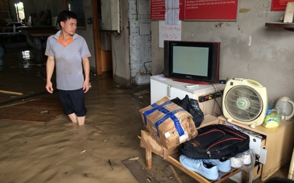 TP. HCM: Bể ống cấp nước, nhiều nhà dân bị ngập