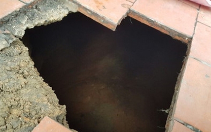 Xuất hiện hố ‘tử thần’ sâu 5m, di dời khẩn cấp 20 hộ dân