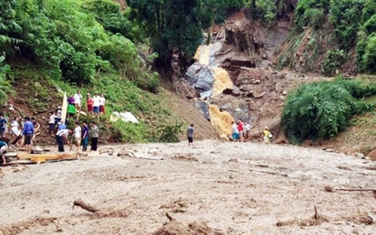 Yên Bái sạt lở đất sau bão, 2 người chết
