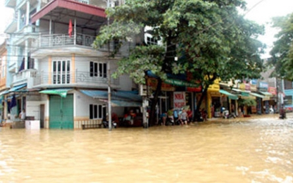 Bão số 3: Đường bộ sạt lở, đường sắt tê liệt