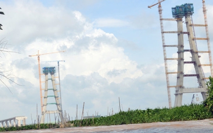 Mố cầu Vàm Cống trên quốc lộ 80 bị lệch