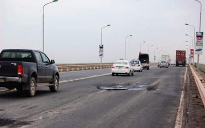 "N" lần chi tiền tỷ vá mặt cầu Thăng Long