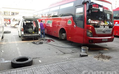 Nổ lốp xe khách như bom, một thanh niên bị hất văng nguy kịch