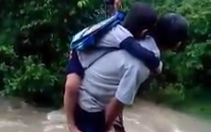 Quảng Bình: Phụ huynh đu dây cõng học sinh qua suối dữ