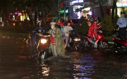 TP.HCM: Hơn 100 ô tô và gần 1.300 xe máy bị nhấn chìm