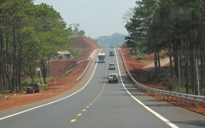 Tự nguyện “xẻ nhà” làm mương thoát nước cho đường Hồ Chí Minh