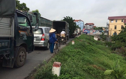 Đê tả Đuống tan nát vì xe trốn trạm thu phí