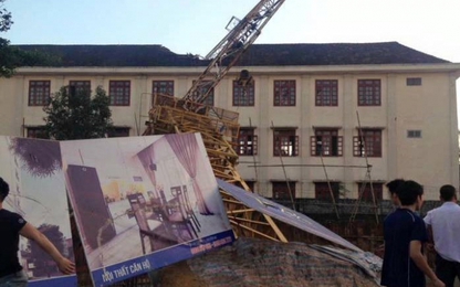 Cần cẩu đổ sập xuống sân trường, nam sinh lớp 10 tử vong