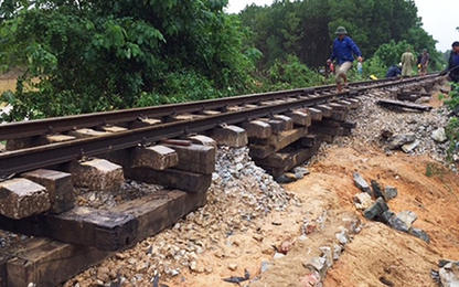 Đường sắt Nha Trang xói lở, hơn 400 khách di chuyển đường bộ