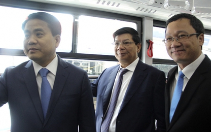 'Bắt lỗi' buýt nhanh ngày đầu chạy chính thức trên đường HN