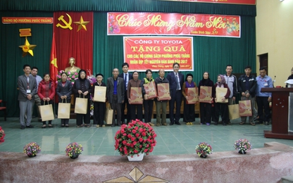 Toyota VN tặng quà Tết các gia đình chính sách và hội người cao tuổi