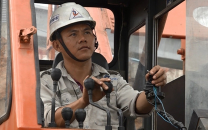 Tết xa vợ con, tất bật làm việc trên công trình giao thông