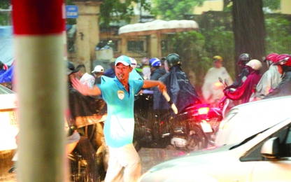 Lão “khùng” 11 năm “gỡ rối” giao thông