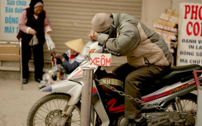 Xe ôm 'môbai', tạp hóa 'Zalo' và những người khốn khổ