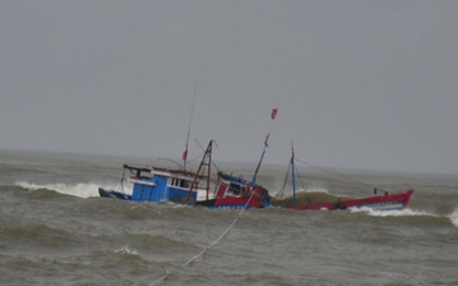 Tàu cá bị sóng đánh chìm, một người mất tích