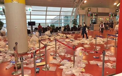 Du khách Trung Quốc hồn nhiên biến xe buýt, sân bay Jeju thành bãi rác