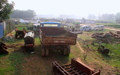 Cận cảnh nghĩa địa ôtô ở Hà Tĩnh