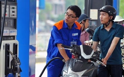 Giá xăng giảm hơn 700 đồng một lít từ 15h