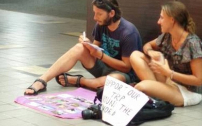 Làn sóng du khách phương Tây tới các nước châu Á xin tiền