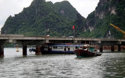 Xây cầu cảng thuộc Bến cảng hành khách Hòn Gai