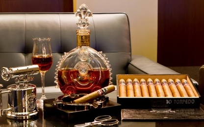 Đề xuất thắt chặt quy định hàng xách tay đối với rượu, xì gà