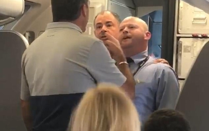 Tiếp viên American Airlines đánh phụ nữ và thách thức hành khách đánh nhau