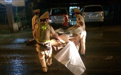 CSGT dầm mưa dọn dẹp thùng giấy cát-tông đổ ra đường gây tai nạn